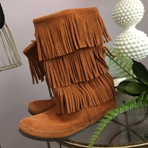 FABULOUS MINNETONKA CALF HI FRINGE BOOTS SIZE 9.5